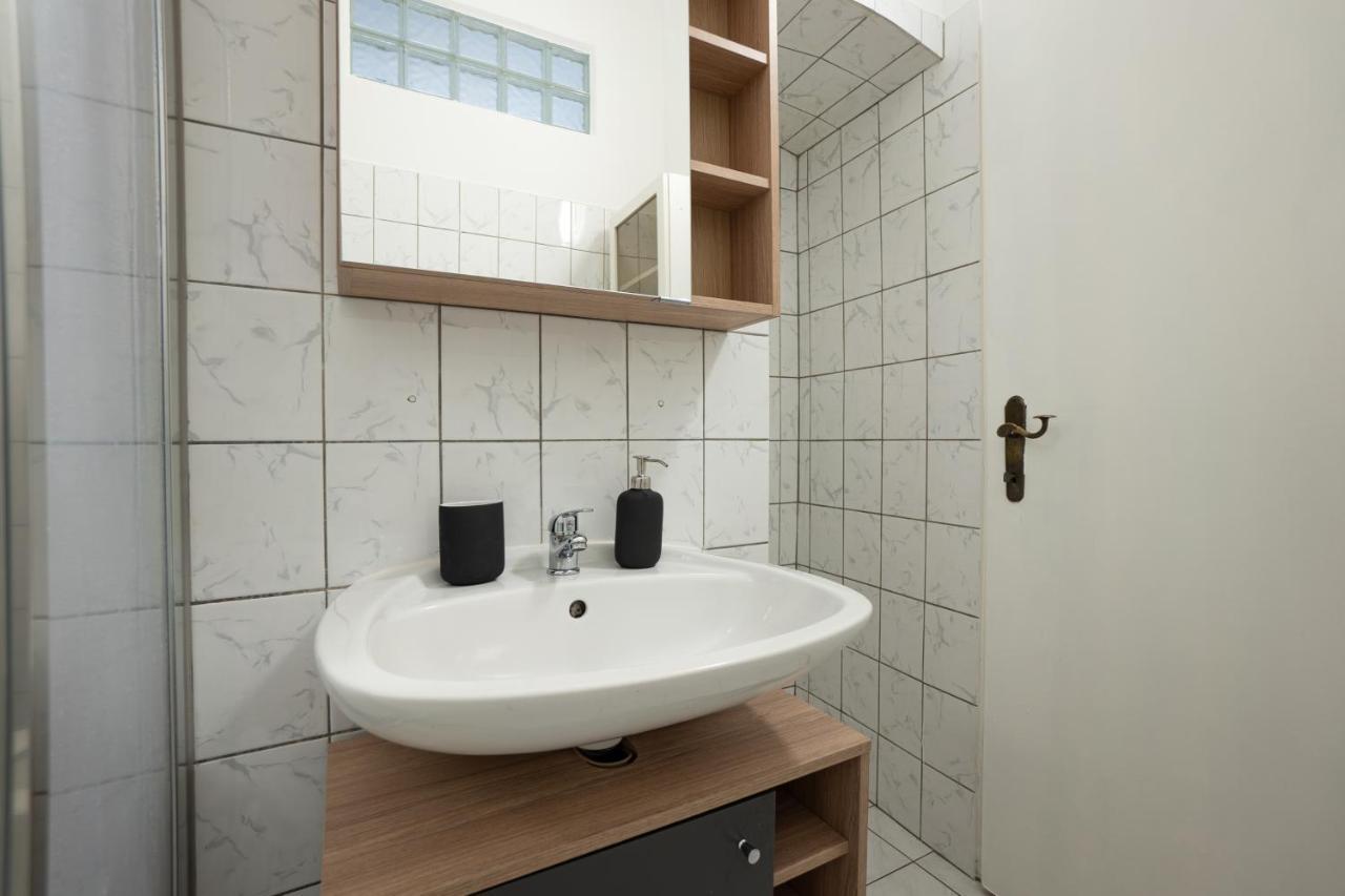 Lovely 1-Bedroom Apartment Next To Praterstern Wien Exteriör bild