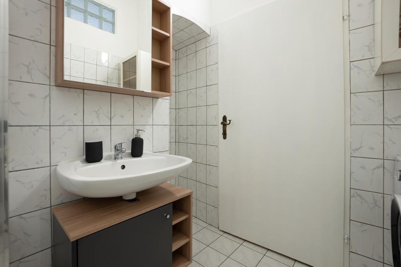 Lovely 1-Bedroom Apartment Next To Praterstern Wien Exteriör bild